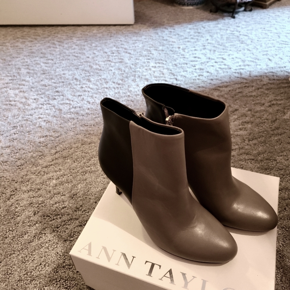 Ann Taylor Two Tone Booties Size 6